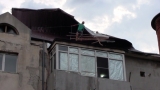 Viorica Dăncilă si Carmen Dan au rămas fără acoperiş la locuinţă. Blocul din Videle în care locuiesc cele doua, avariat de furtună