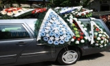 Un autoturism a intrat într-un cortegiu funerar, în Argeș. Dricul, proiectat într-un gard