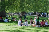 Picnic de pandemie: În Londra, sute de persoane au ieșit la pizza și bere într-un parc