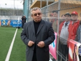 Atak.ro Primarul orasului Oltenita Nea Petrica Tone ,se crede un Jiji Fecali . Pentru   echipa de  fotbal a orasului  șase miliarde pe an, pentru elevii oltenițeni burse de câțiva lei