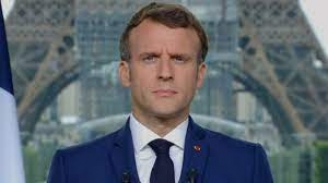 emmanuel-macron-scapa-franta-de-sub-control-dupa-ce-protestatarii-antivaccin-au-patruns-intr-o-primarie-48822-1.jpg