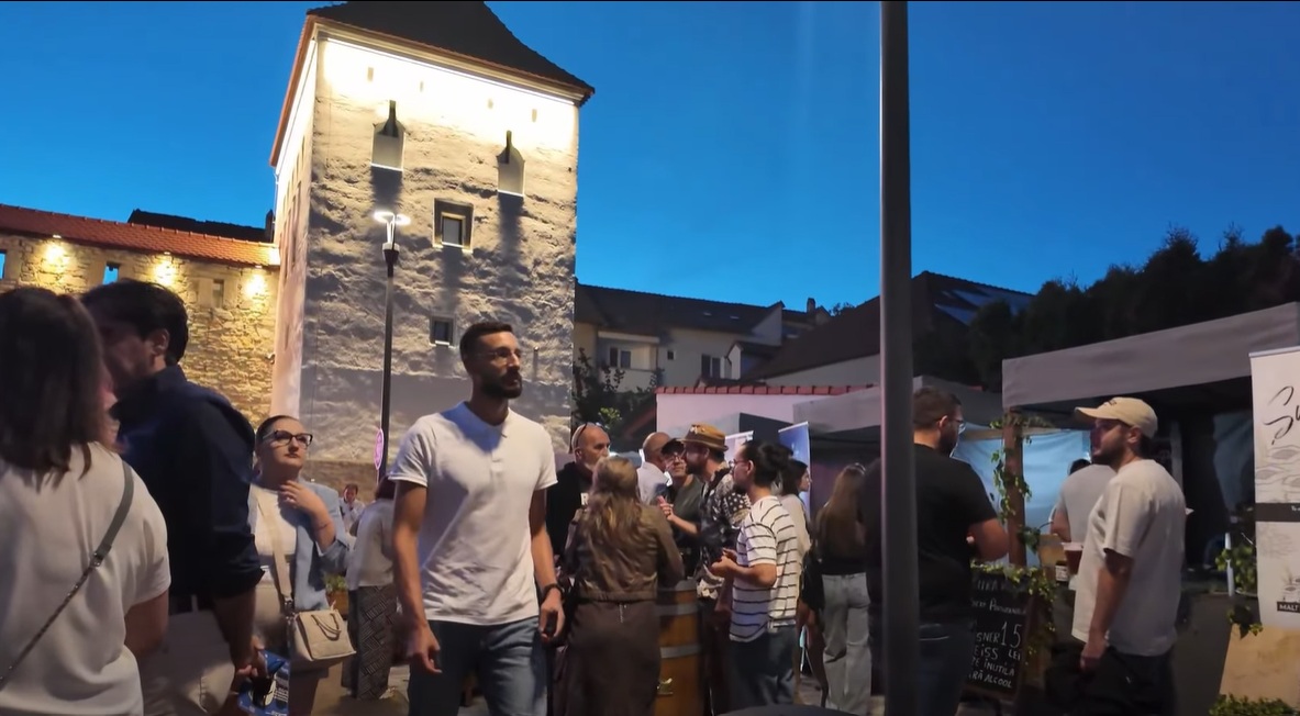 VIDEO: Turnul Dogarilor din Bistrița a fost redeschis după restaurare. Orașul lansează Programul „Bistrița – Oraș Creativ UNESCO” în domeniul Arhitecturii