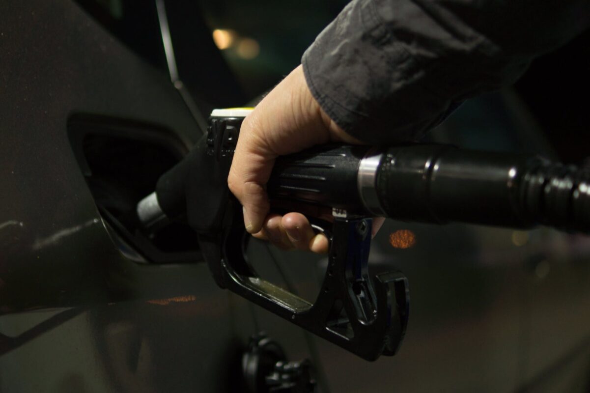 Motorina se scumpește: OMV vinde la doar 3 bani de pragul de 11 lei/litru / Benzina, la 9,99 lei/litru la aproape toate lanțurile