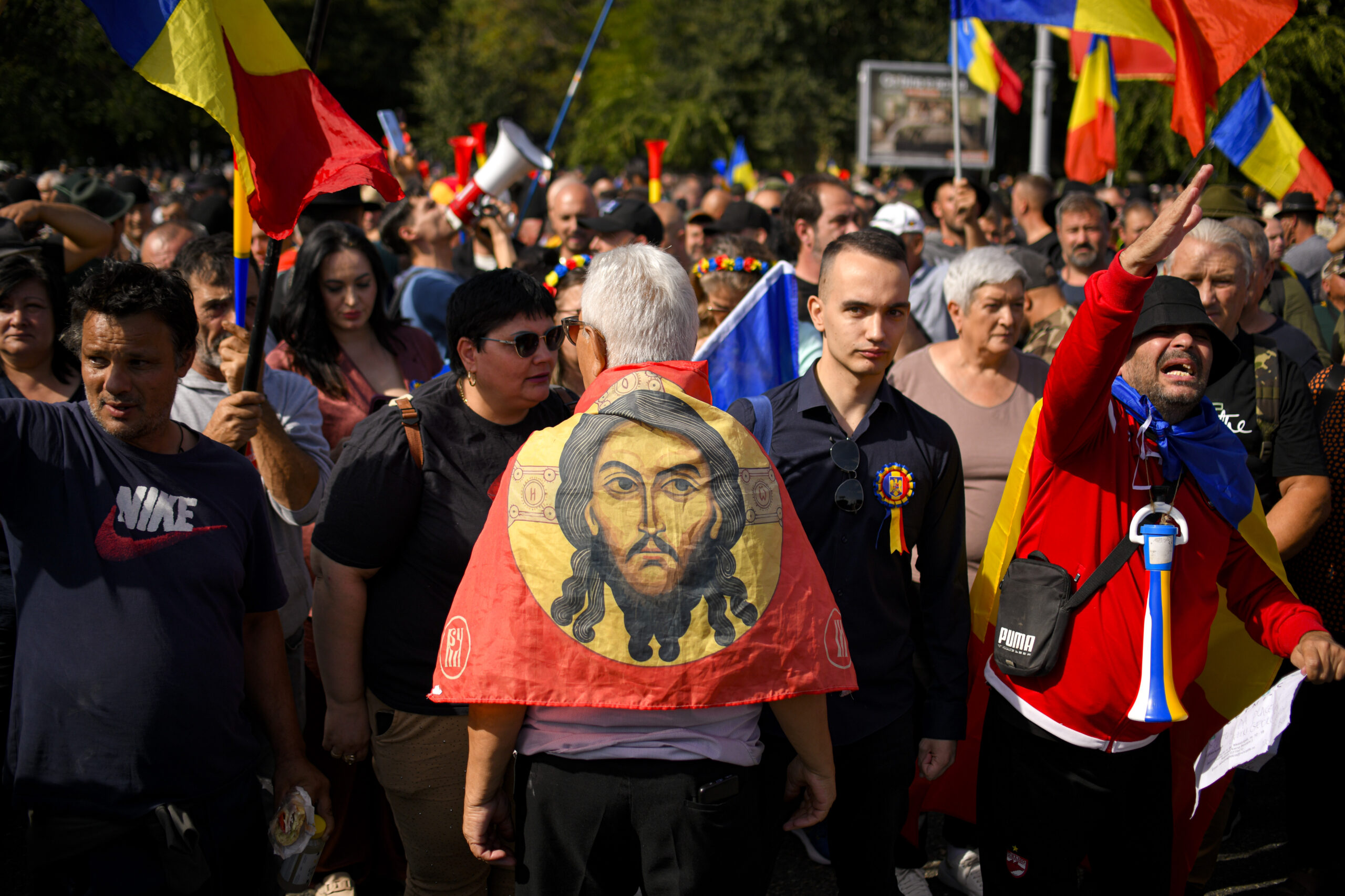 10 jandarmi au fost răniți în urma protestului din Piața Victoriei / 4 au ajuns la spital pentru îngrijiri medicale / Amenzi de peste 21 de mii de lei