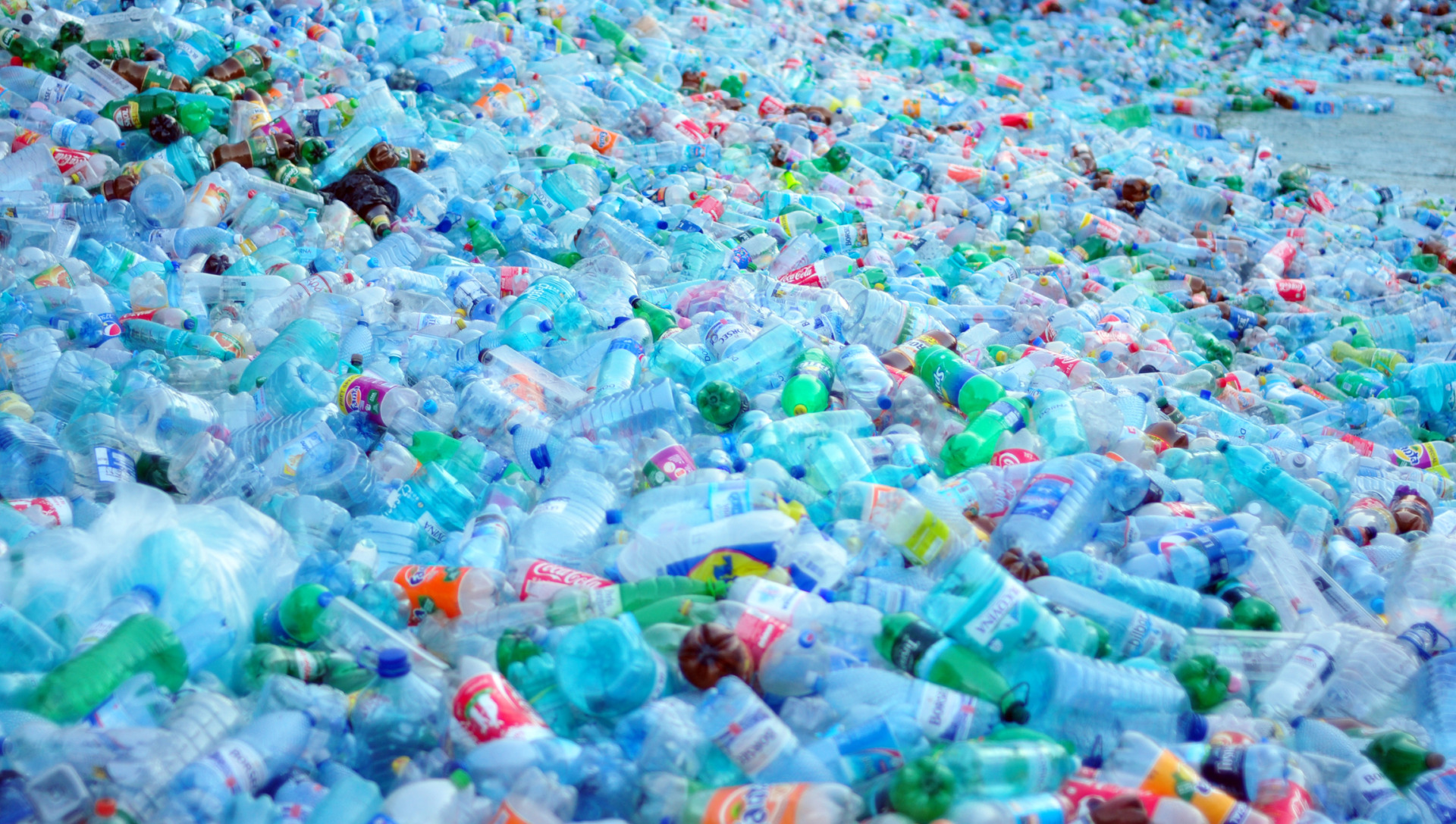 72 de milioane de tone de deșeuri din plastic vor ajunge în afara sistemelor globale de gestionare în 2026