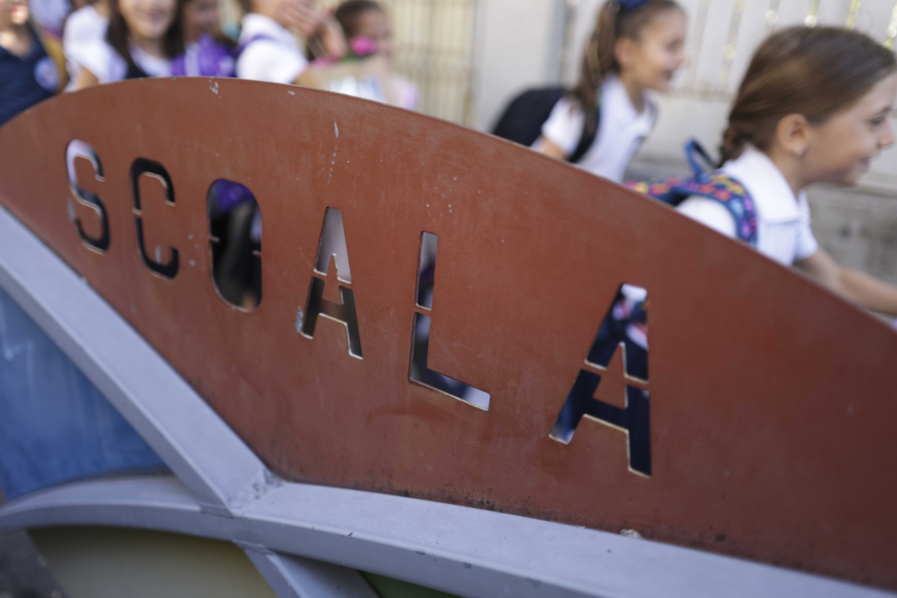 BREAKING Rezultate PISA: România a depășit pragul de 50% la analfabetism funcțional la Matematică, se apropie rapid de acest prag și la Citire / România scade îngrijorător cu 16 puncte la evaluarea competențelor de Citire / Depășiți de Albania și Muntenegru