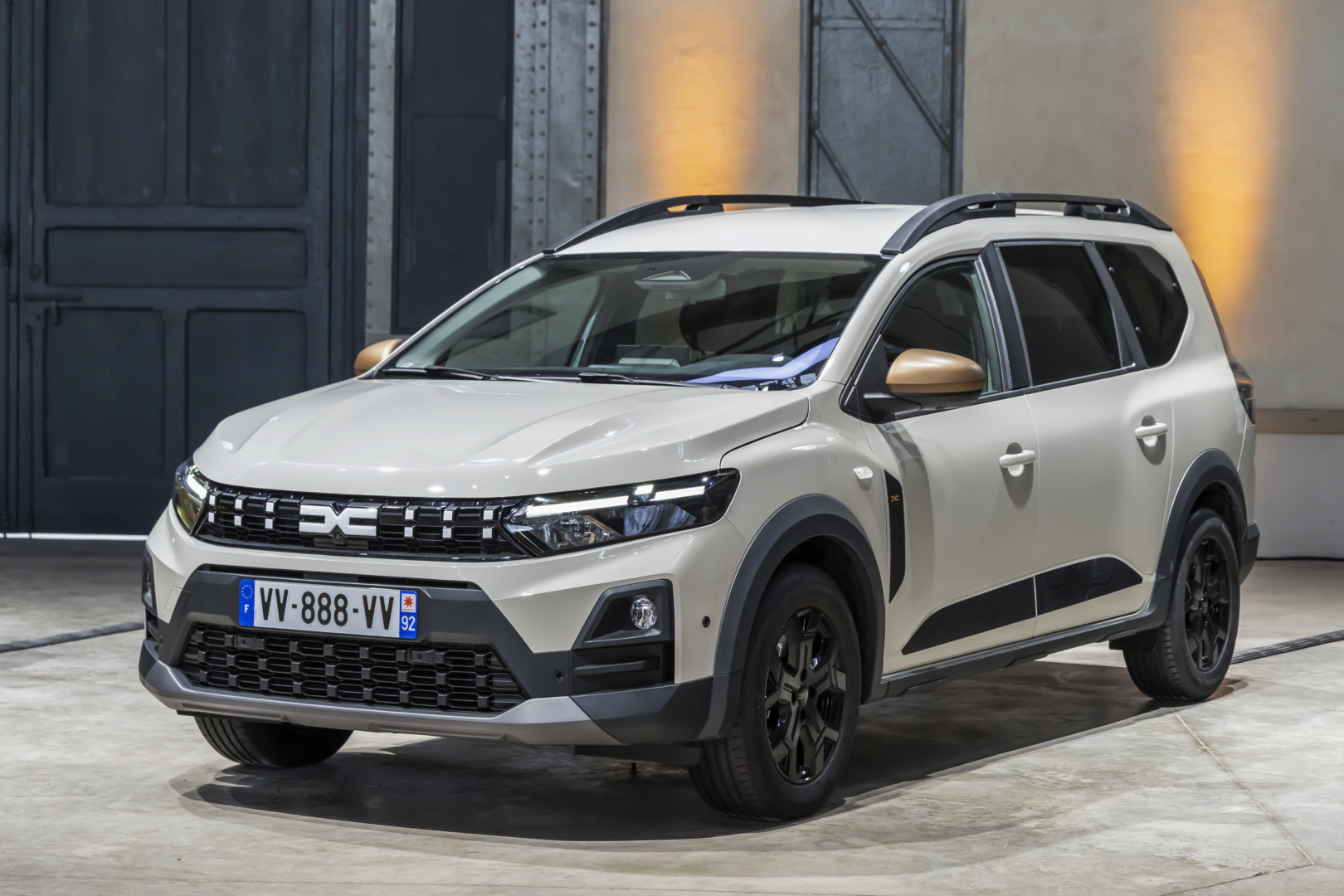 Dacia nu pleacă din România, dar România riscă să piardă producția viitoarelor modele. AEI: „Acesta este pericolul adevărat”