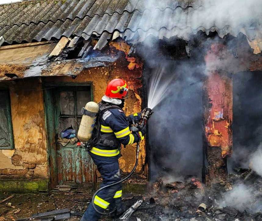 Fetiţă de 2 ani şi mama ei, găsite carbonizate în urma unui incendiu la o gospodărie din județul Vâlcea