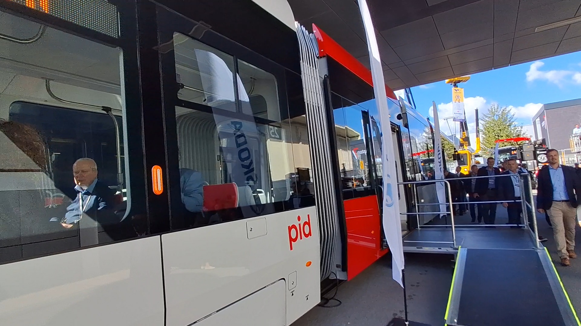FOTO-VIDEO | Škoda a prezentat la InnoTrans noul tramvai testat pe străzile din Praga. Compania vrea să participe la licitația pentru 79 de tramvaie în București