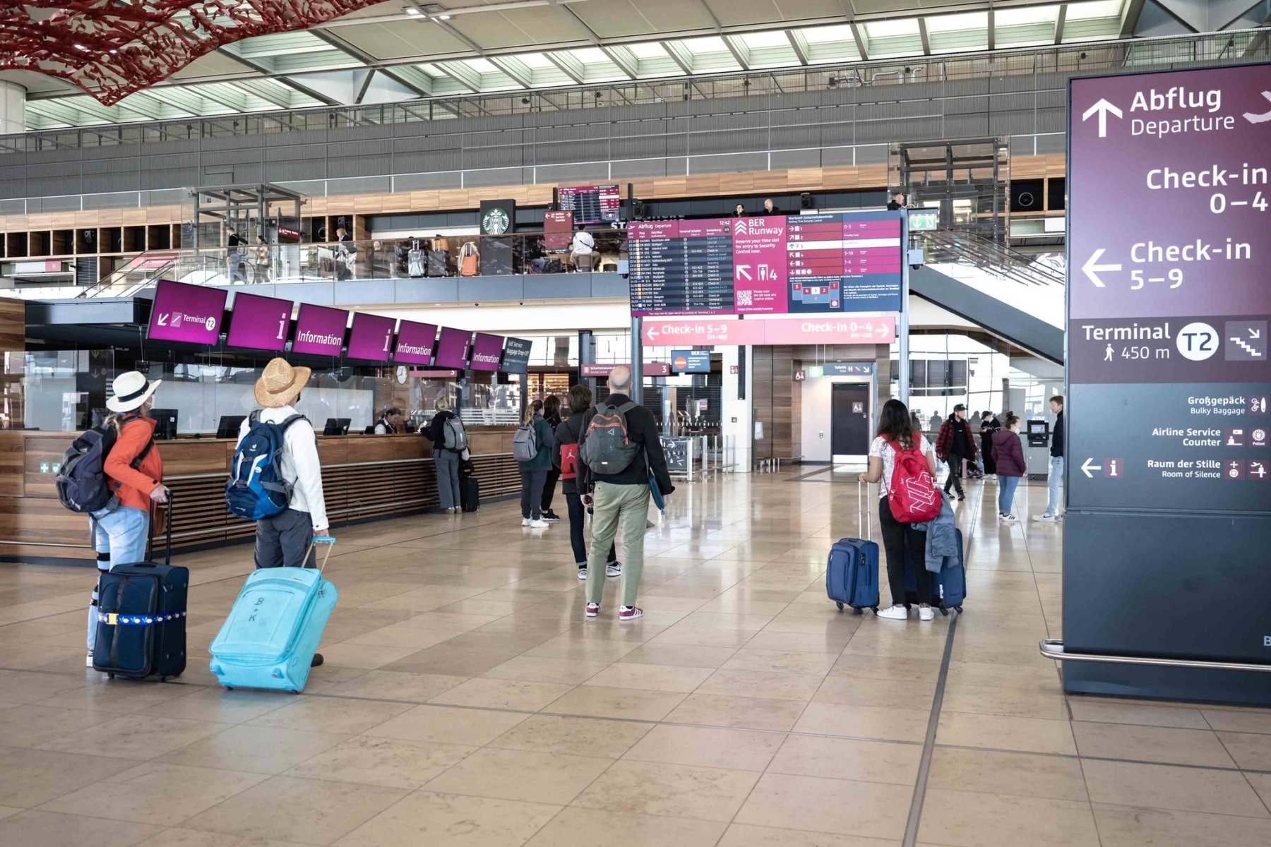 Alertă pe principalul aeroport al Berlinului. O femeie cu o presupusă substanță periculoasă a declanșat evacuarea Terminalului 1
