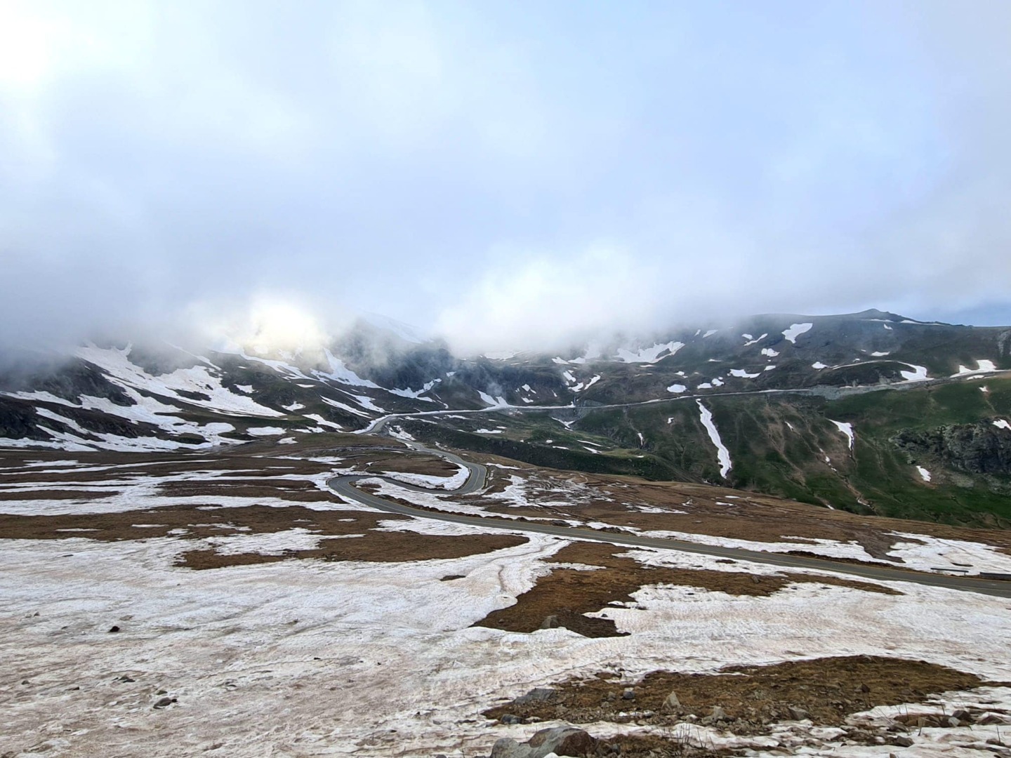 VIDEO | Stare carosabil pe Transalpina: Se acţionează cu material antiderapant între Rânca şi Obârşia Lotrului