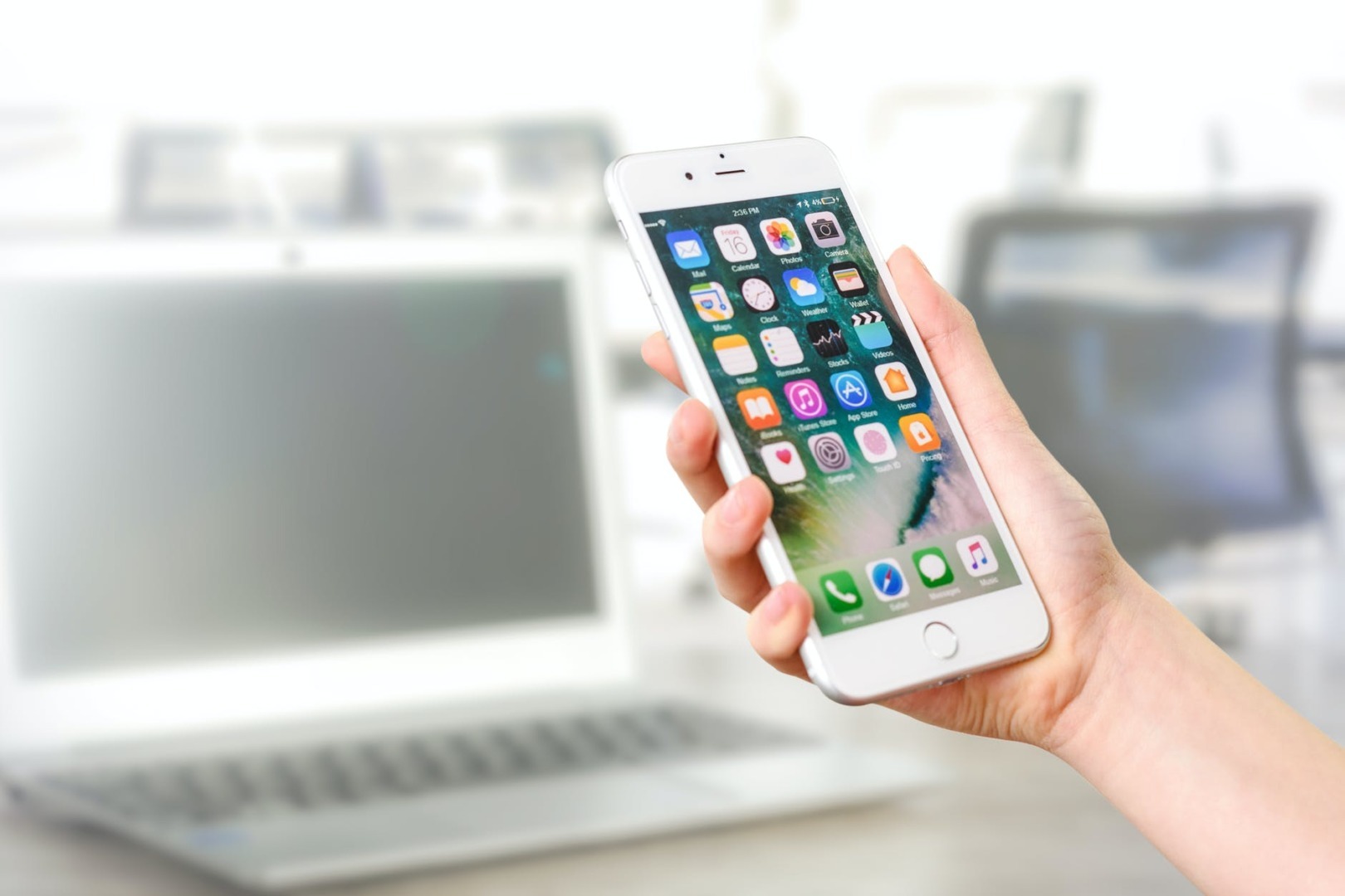 Parchetul European: Percheziţii în România și alte 18 ţări europene în legătură cu o presupusă fraudă de 300 milioane de euro cu telefoane mobile