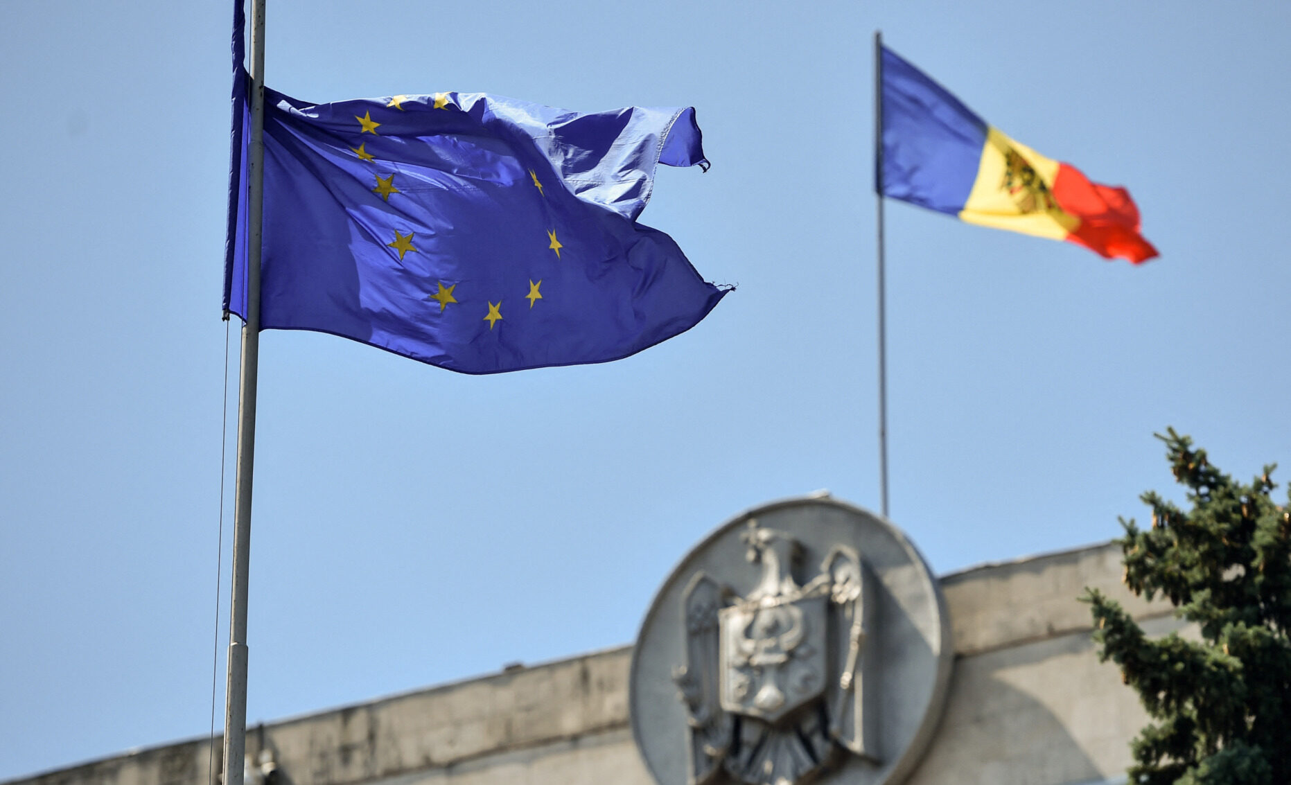 România a primit 116,5 miliarde de euro de la UE de la aderare. Contribuția națională la bugetul Uniunii a fost de aproape trei ori mai mică – 38,2 miliarde de euro. Pentru fondurile care mai pot fi accesate au fost semnate deja contracte care depășesc cu 2,8% valoarea alocată
