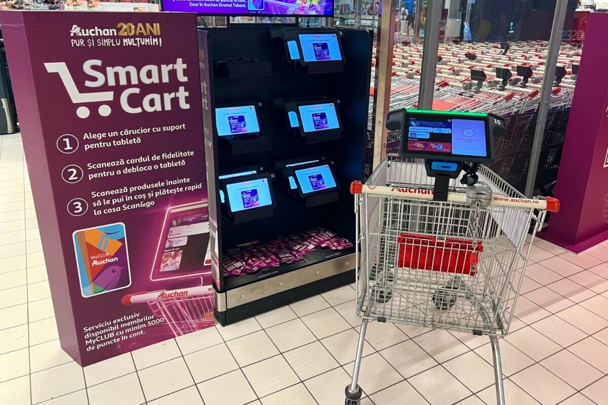 Auchan testează cărucioare inteligente pentru cumpărături într-un hipermarket din București / Clienții pot scana lista de cumpărături scrisă de mână