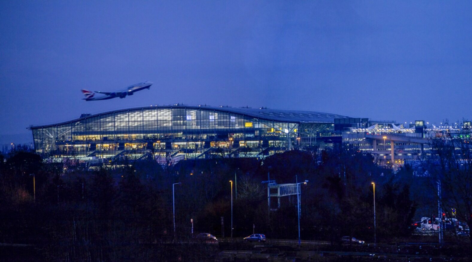 Un incendiu a suspendat legăturile feroviare către aeroportul Heathrow din Londra și a provocat perturbări majore ale transportului public