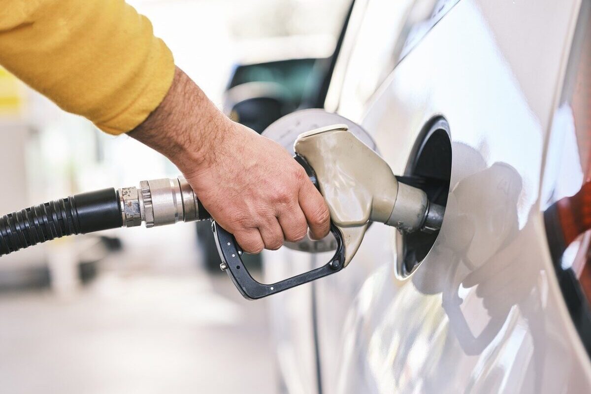 Benzina atinge un preț istoric în România. Litrul ajunge la 9,70 lei. Motorina a trecut de 10 lei în toate marile rețele