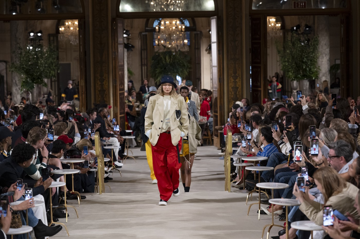 Tommy Hilfiger primăvară-vară 2027: polo, tartan și tailoring supradimensionat într-o colecție care rescrie uniforma preppy