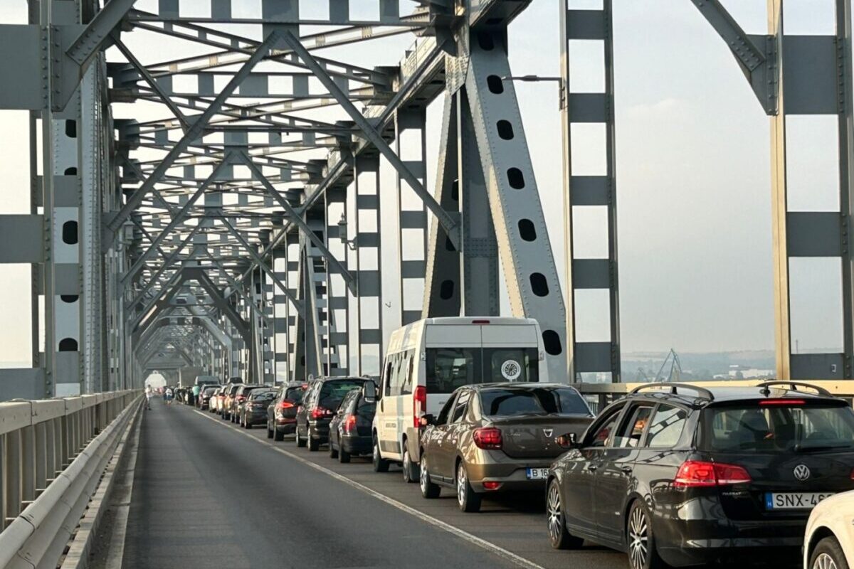 Bulgaria are cea mai mare creştere din UE la preţul carburanţilor şi a ajuns la paritate cu noi la motorină . Vecinii erau, până nu demult, cea mai ieftină ţară europeană