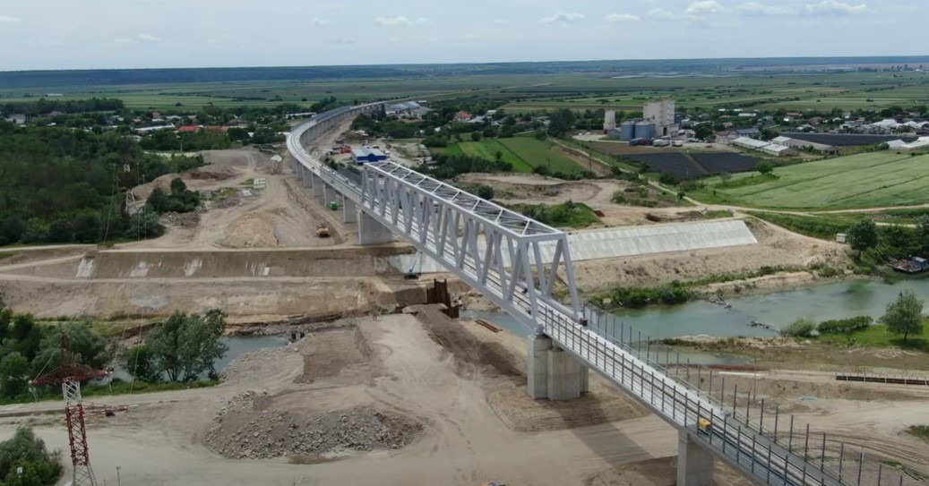 VIDEO | Lucrările de 2,1 miliarde de lei la calea ferată București – Giurgiu au ajuns la 15%. Arcada și Alstom modernizează conexiunea feroviară cu Bulgaria