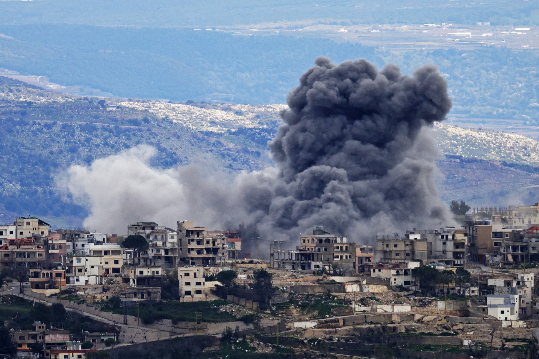 Bombardamentele în Liban continuă în pofida armistițiului dintre Israel și Hezbollah