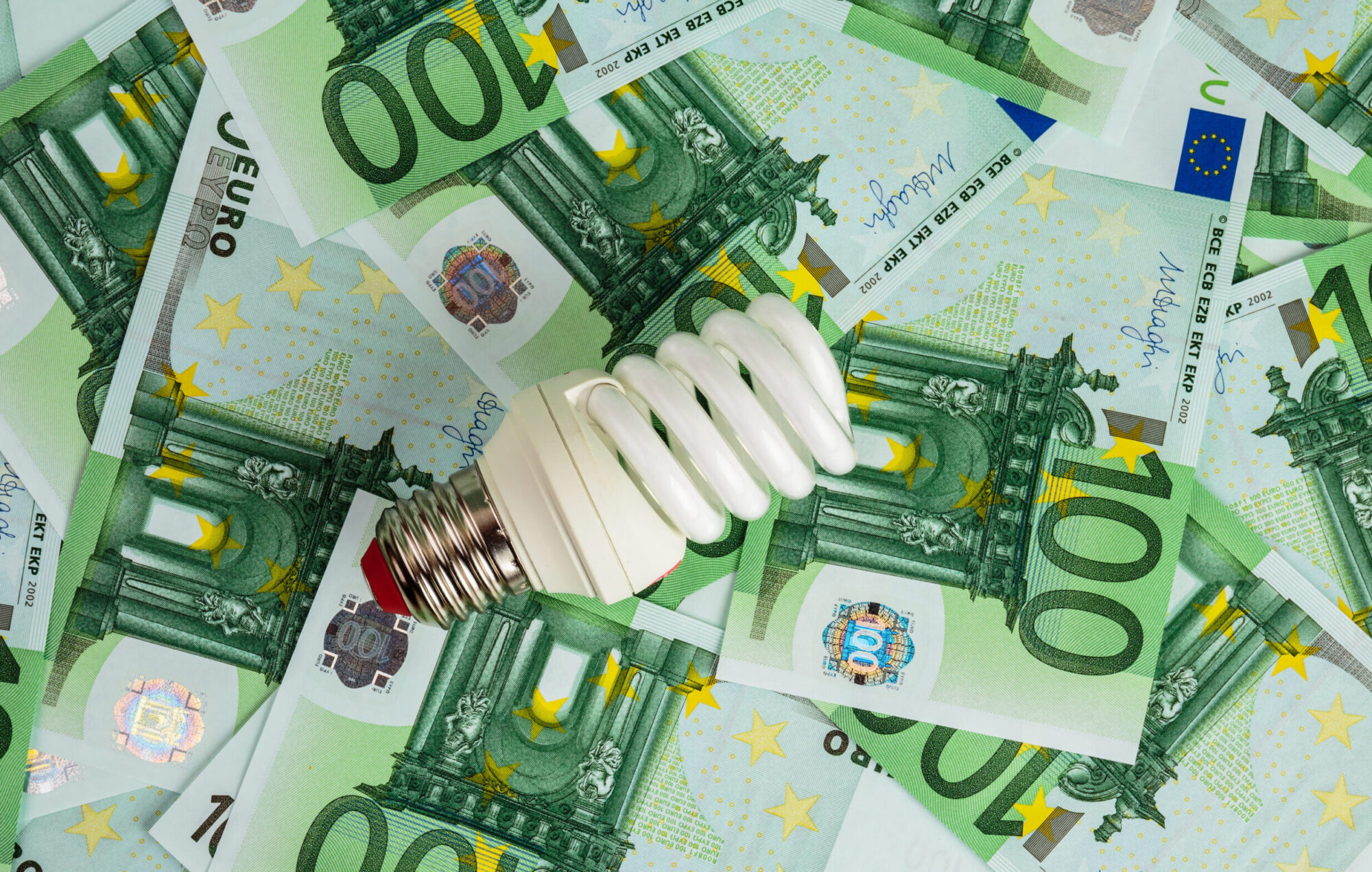 Peste 100 de miliarde de euro i-a costat pe consumatorii din Uniunea Europeană creşterea preţurilor la energie din cauza războiului din Iran, potrivit comisarului UE pentru Energie