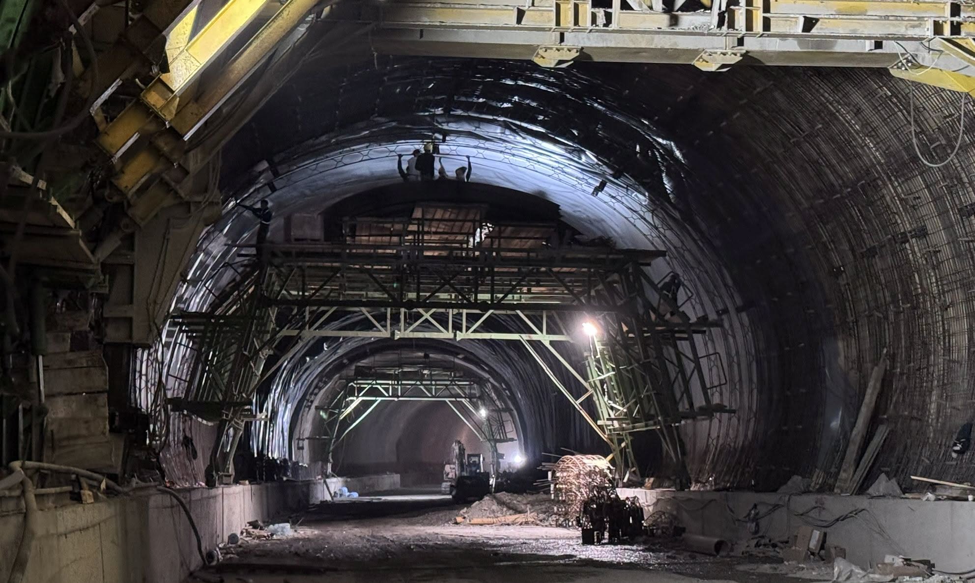 Galerie FOTO | A1 Margina – Holdea: continuă lucrările la tuneluri, stadiul lucrărilor a ajuns la 80%