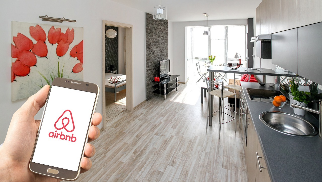 Airbnb schimbă regulile pentru turiști. Ce treburi nu le mai pot cere gazdele la plecare
