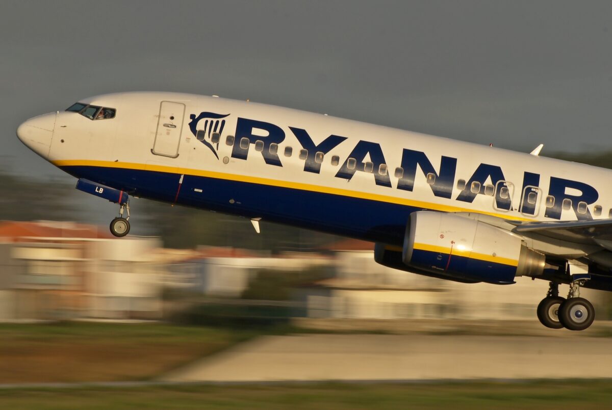 Șeful Ryanair critică dur taxele UE și avertizează că prețurile biletelor de avion vor crește în 2027 / Compania plănuiește să elimine 20 de rute