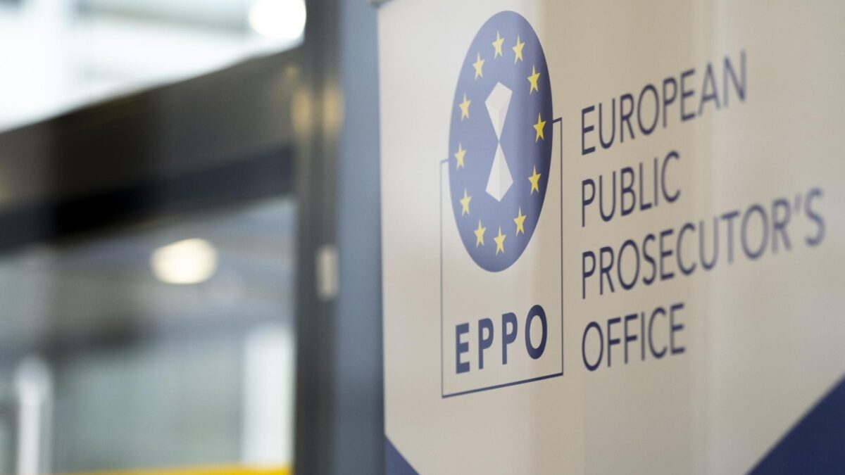 Cinci persoane din România, trimise în judecată de Parchetul European pentru că ar fi pus la cale o fraudă de 1,8 milioane de euro prin trucarea unor contracte publice finanțate de Uniunea Europeană