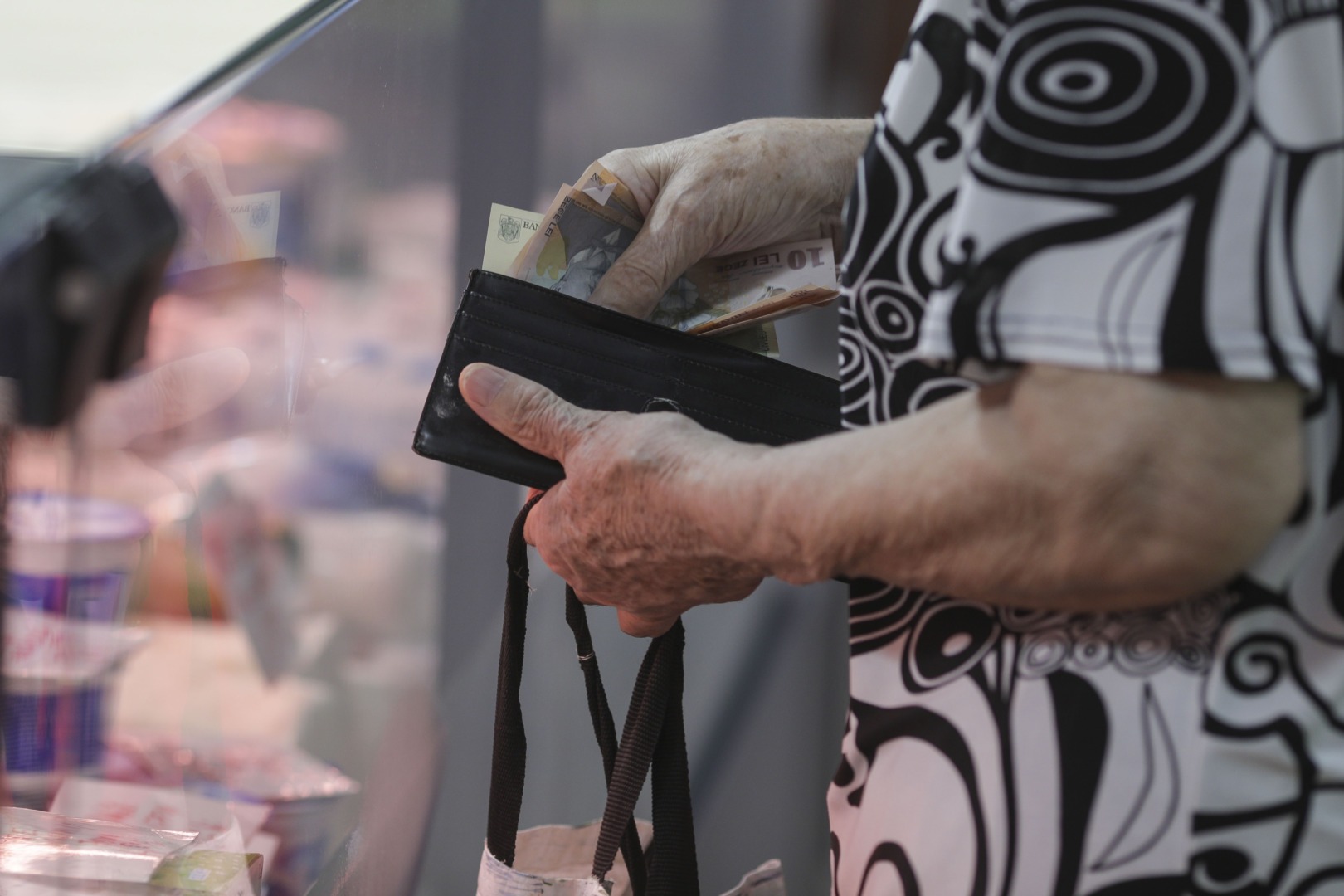 Pensionarii cu venituri mici primesc bani în plus în decembrie. Cine primește 500, 400 sau 300 de lei