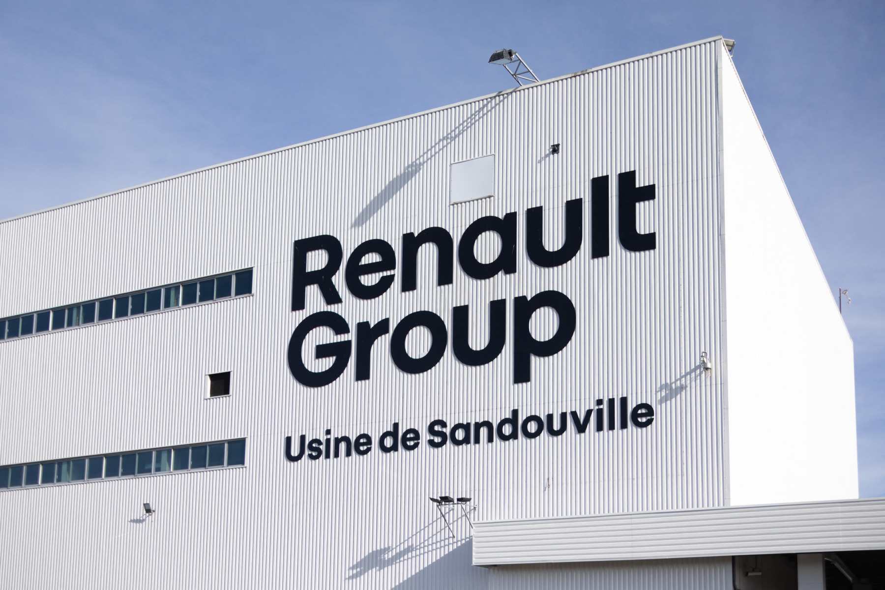 Directorul Renault: ”Sunt 108 noi reglementări europene până în 2030. Vor costa 3.000 de euro pe mașină” / „Fără o schimbare de direcție, industria auto europeană va dispărea”