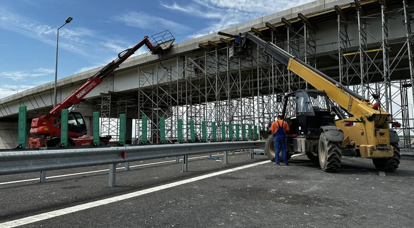 CNAIR transmite că nu a pierdut dreptul la penalitățile de 43 milioane de lei pentru lotul 2 al A7. Plata este amânată, până la finalul arbitrajului
