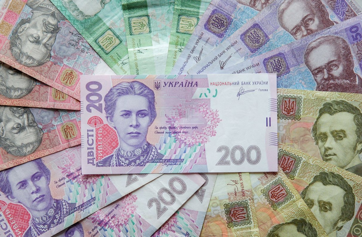 Moneda națională a Ucrainei s-a depreciat, ajungând la un minim istoric față de dolar / Țara se confruntă și cu inflație mai ridicată