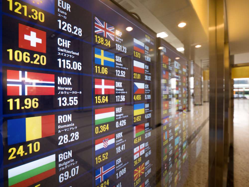 Euro începe săptămâna în scădere, la 5,3306, după recordul de vineri