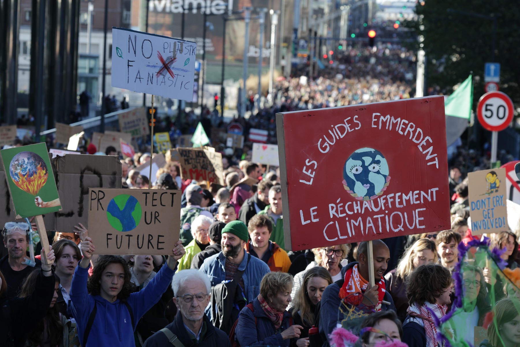 Zeci de mii de oameni au manifestat la Bruxelles pentru a cere măsuri mai ferme împotriva schimbărilor climatice