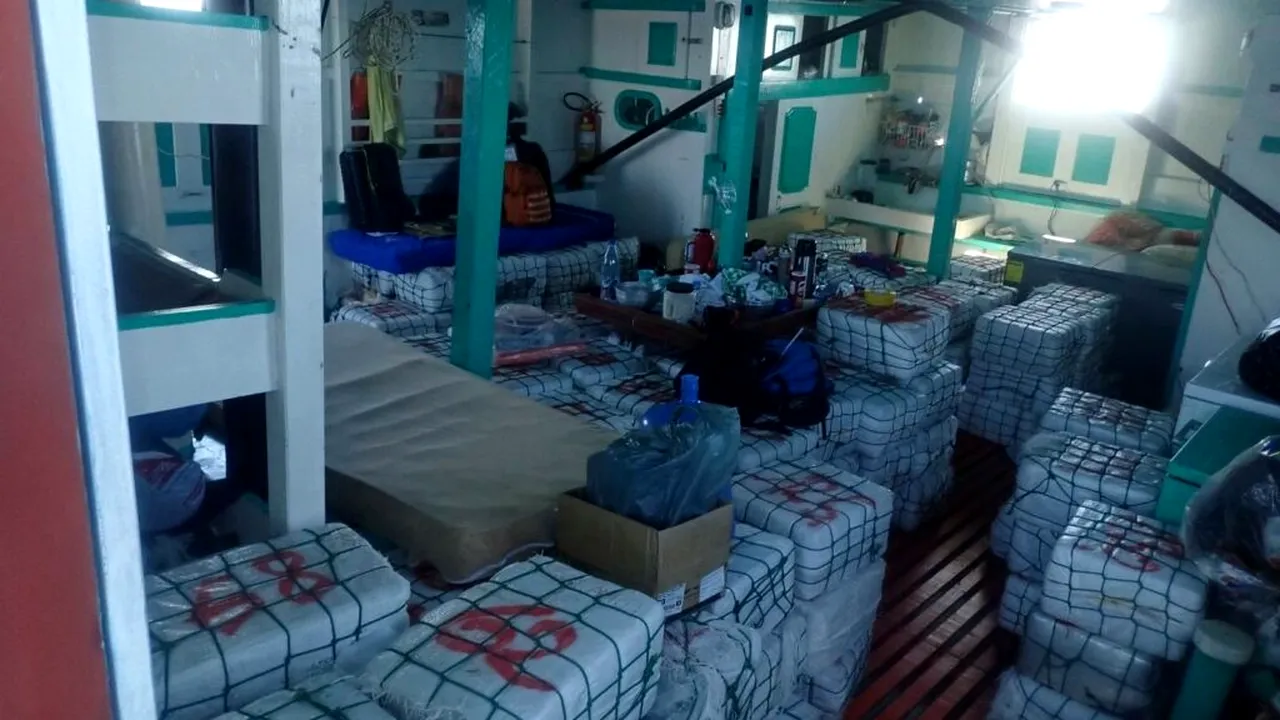 Aproape 9 tone de droguri, confiscate de Marina franceză în Marea Caraibilor și Oceanul Atlantic / Peste 5 tone de cocaină, găsite pe un vas de pescuit fără pavilion