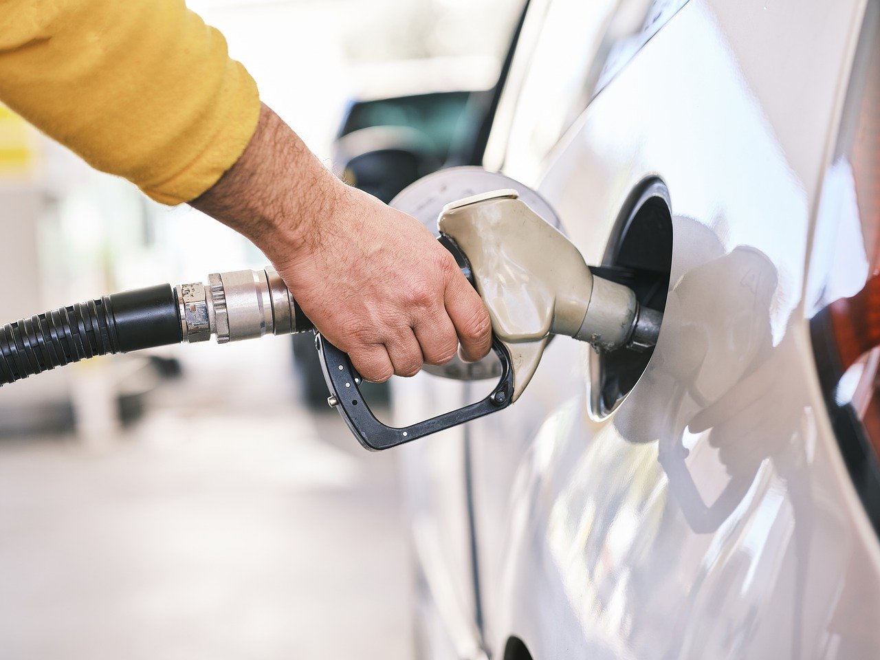 Guvernul francez promite o reducere de 10 euro la fiecare plin de motorină / 10 milioane de barili de motorină vor fi scoși din rezervele strategice ale țării