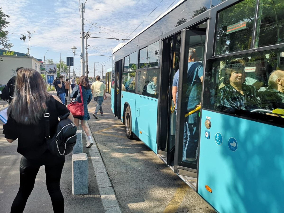 Zece șoferi de autobuz din București, suspectați că au furat motorină