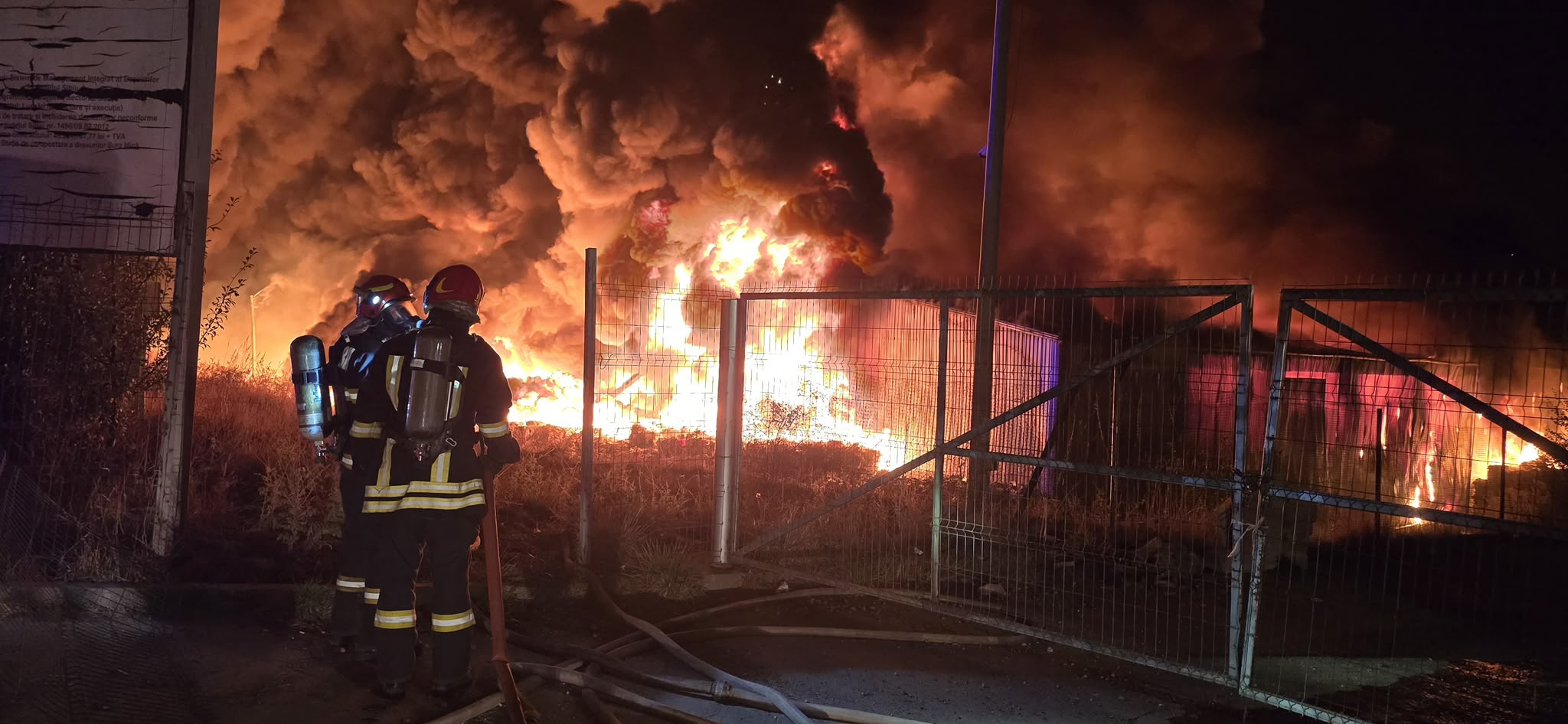 FOTO VIDEO Incendiu de amploare lângă Sibiu /  A fost emis mesaj Ro-Alert pentru degajări mari de fum / Arde o hală de sortare-reciclare deşeuri